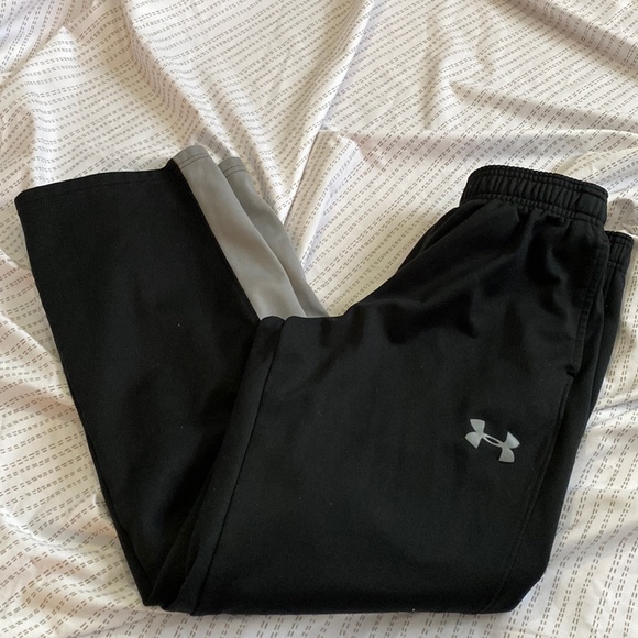 Under Armour. Size youth medium. Loose. YMD - Picture 3 of 4
